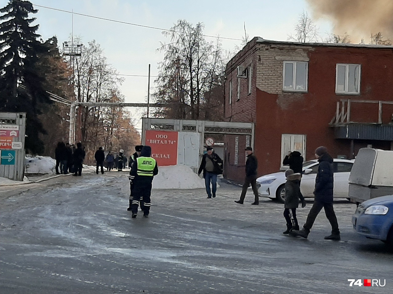 Въезд оцепили сотрудники полиции Въезд оцепили сотрудники полиции