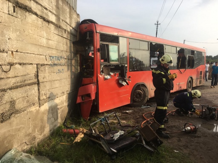 Автобус ударился в угол бетонного строения, что привело к тяжелейшим последствиям Автобус ударился в угол бетонного строения, что привело к тяжелейшим последствиям