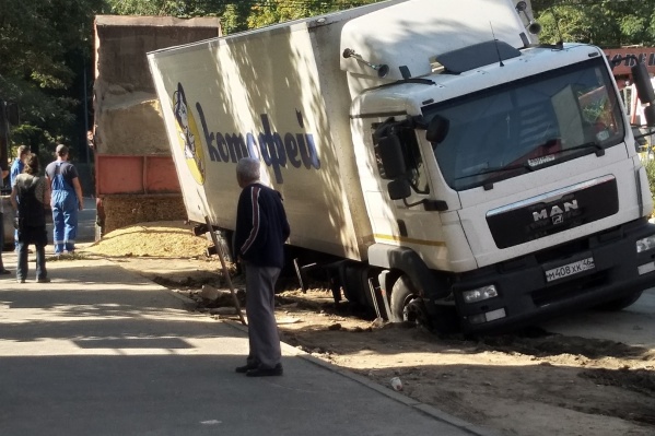 Вызволить машину из земли волгоградцы смогли лишь через семь часов Вызволить машину из земли волгоградцы смогли лишь через семь часов