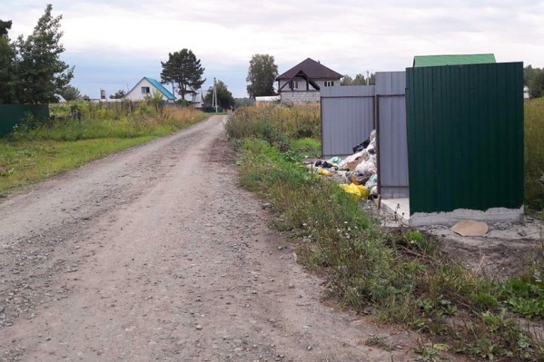 На улицах станции Мочище построили новые мусорные площадки, но не поставили баки, а отходы никто не вывозит На улицах станции Мочище построили новые мусорные площадки, но не поставили баки, а отходы никто не вывозит 