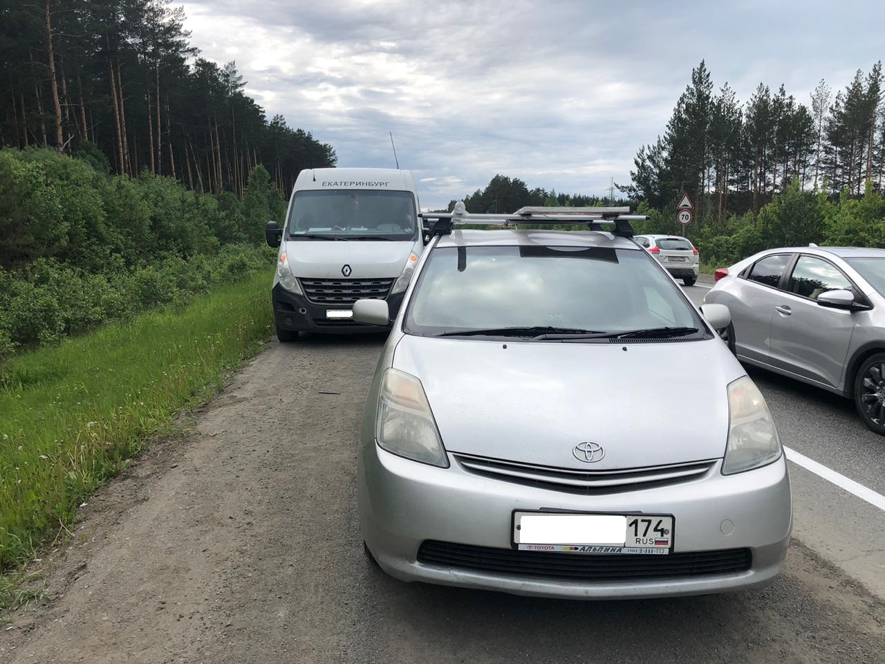 Фургон врезался в Toyota сзади Фургон врезался в Toyota сзади