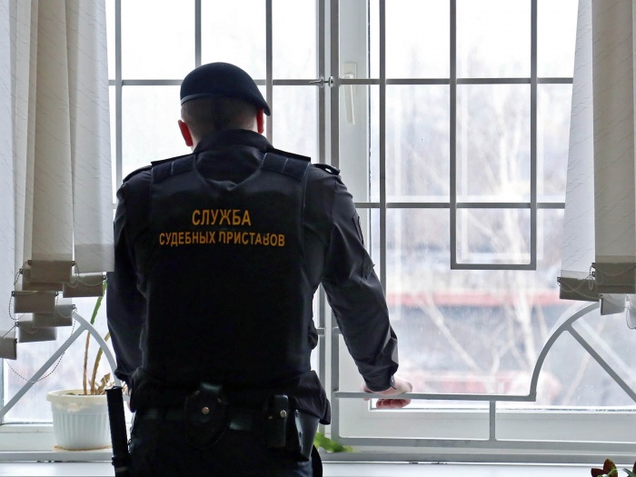 Судебные приставы пришли забирать ребёнка у его родственников и наткнулись на сопротивление Судебные приставы пришли забирать ребёнка у его родственников и наткнулись на сопротивление
