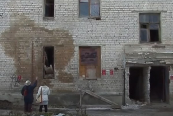Дом развалился, и жительница Дзержинска осталась на улице