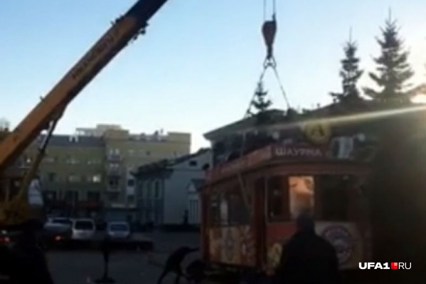 Сносить забегаловку кран приехал в 10 утра Сносить забегаловку кран приехал в 10 утра