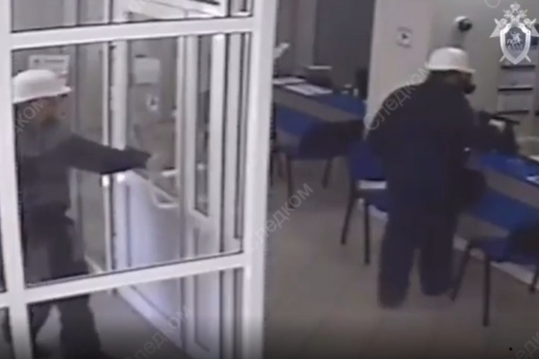 Фантазии вооруженных налетчиков можно позавидовать. Для маскировки бандиты использовали даже каски и респираторы Фантазии вооруженных налетчиков можно позавидовать. Для маскировки бандиты использовали даже каски и респираторы