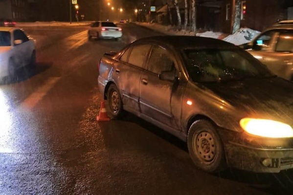 По словам водителя машины Nissan Bluebird, он ехал на зелёный сигнал светофора По словам водителя машины Nissan Bluebird, он ехал на зелёный сигнал светофора