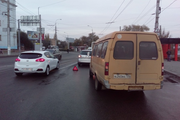 Столкнувшиеся машины перегородили две полосы из четырех имеющихся Столкнувшиеся машины перегородили две полосы из четырех имеющихся