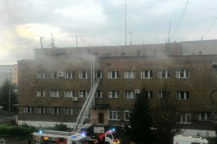 Дым повалил из окон третьего этажа Дым повалил из окон третьего этажа