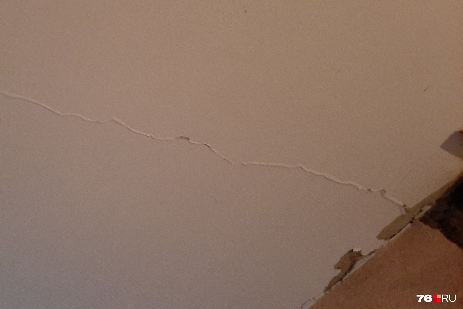 На потолках и стенах в квартирах трещины. Насколько они глубокие, остается только догадываться