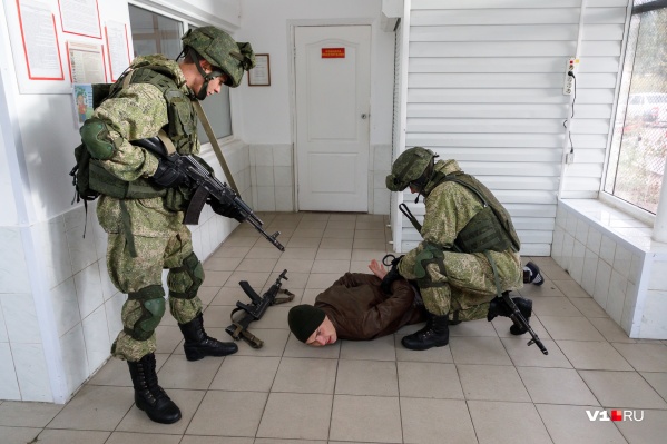 По легенде на контрольно-пропускной пункт ворвались трое преступников По легенде на контрольно-пропускной пункт ворвались трое преступников 