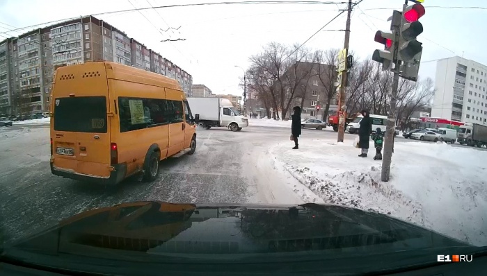 Водитель этой маршрутки проехал на красный и получил штраф 1000 рублей Водитель этой маршрутки проехал на красный и получил штраф 1000 рублей