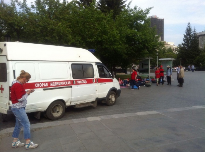 «Cкорая помощь» увезла одну из участниц в горбольницу № 1 , остальные участники акции чувствуют себя хорошо «Cкорая помощь» увезла одну из участниц в горбольницу № 1 , остальные участники акции чувствуют себя хорошо