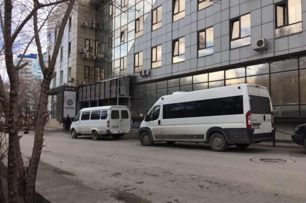 Тонированные автобусы оставили возле Пермитина, 24 Тонированные автобусы оставили возле Пермитина, 24