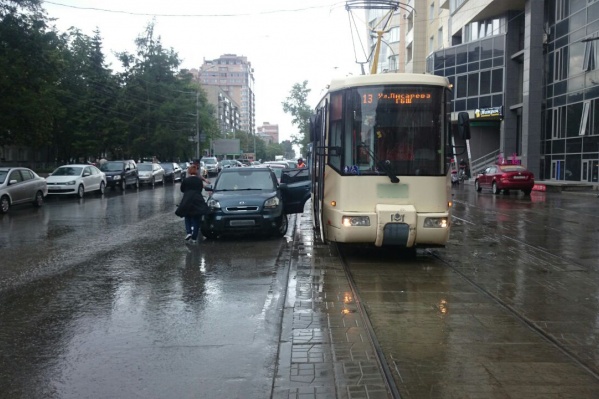 Трамвай <nobr class="_">№ 13</nobr> и KIA Soul Трамвай <nobr class="_">№ 13</nobr> и KIA Soul