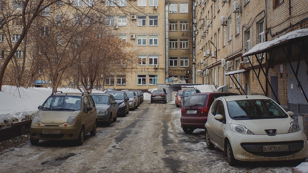 Один из законов дворов: не ставить машину там, где падают сосульки. В ПДД этого нет, но несогласных научит жизнь Один из законов дворов: не ставить машину там, где падают сосульки. В ПДД этого нет, но несогласных научит жизнь