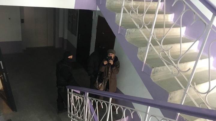 «Не знаю, что с сыном»: силовики не впускают маму тюменского главы штаба Навального в квартиру