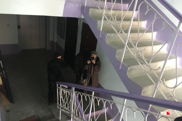 Мама Ивана Вострикова стоит в окружении силовиков около квартиры, где живет ее сын. Он является координатором штаба Алексея Навального в Тюмени Мама Ивана Вострикова стоит в окружении силовиков около квартиры, где живет ее сын. Он является координатором штаба Алексея Навального в Тюмени