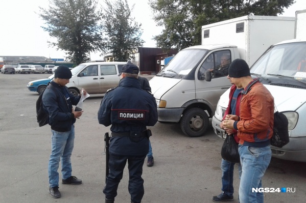Во время рейда полицейские проверяют всех — продавцов, грузчиков, работников местного кафе, даже водителей-мигрантов на парковке Во время рейда полицейские проверяют всех — продавцов, грузчиков, работников местного кафе, даже водителей-мигрантов на парковке