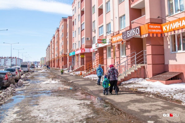 В микрорайоне проживают около 20 тысяч человек В микрорайоне проживают около 20 тысяч человек