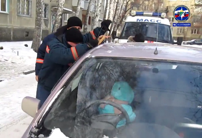 Девочка оказалась заперта в машине на улице Толбухина Девочка оказалась заперта в машине на улице Толбухина