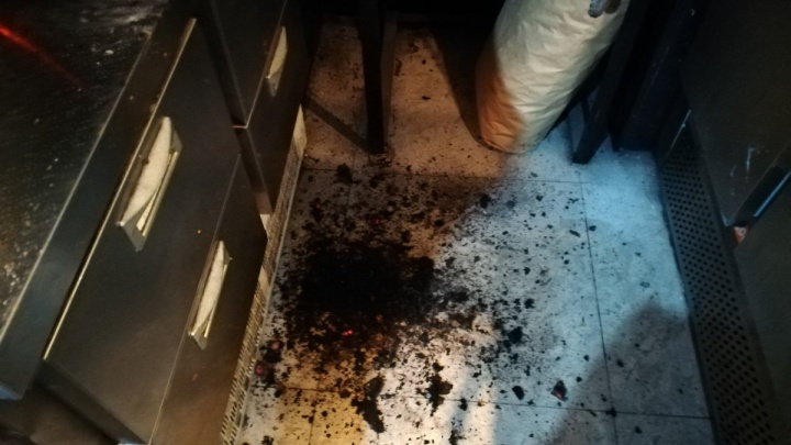 В центре Ярославля вспыхнул пожар в популярном кафе: информация с места ЧП