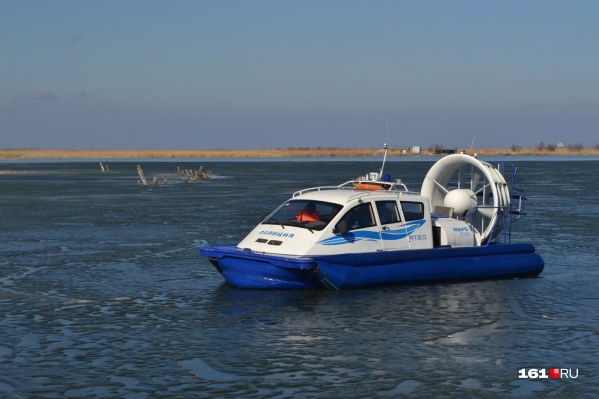 Женщину достали из воды спасатели Женщину достали из воды спасатели