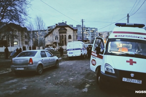 Трое из ребят остались на берегу, а двое зашли на лед и через несколько метров провалились в воду Трое из ребят остались на берегу, а двое зашли на лед и через несколько метров провалились в воду