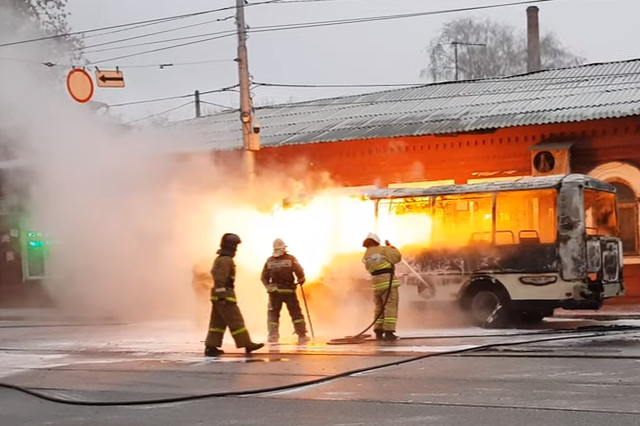 Объяло пламенем: в центре Самары около «Гудка» сгорел пассажирский автобус