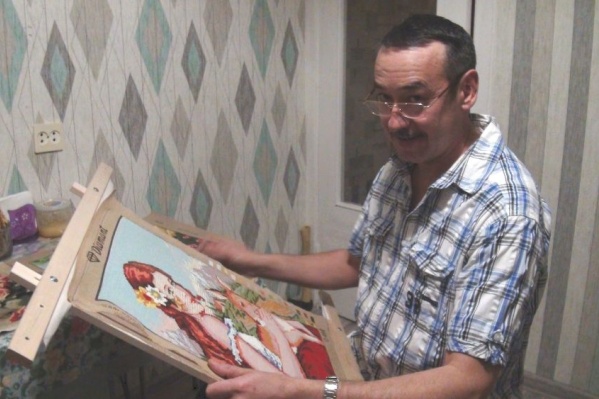 45-летний уфимец Марат Ялалов вышивает крестиком 45-летний уфимец Марат Ялалов вышивает крестиком