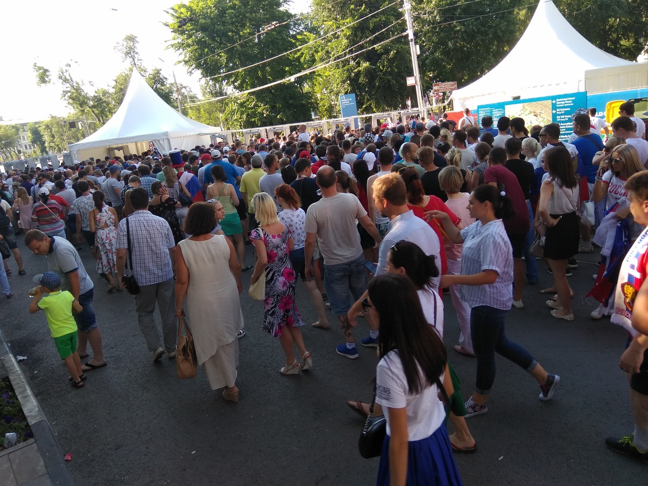 Самарцы и гости города торопятся пройти все КПП к началу игры Самарцы и гости города торопятся пройти все КПП к началу игры
