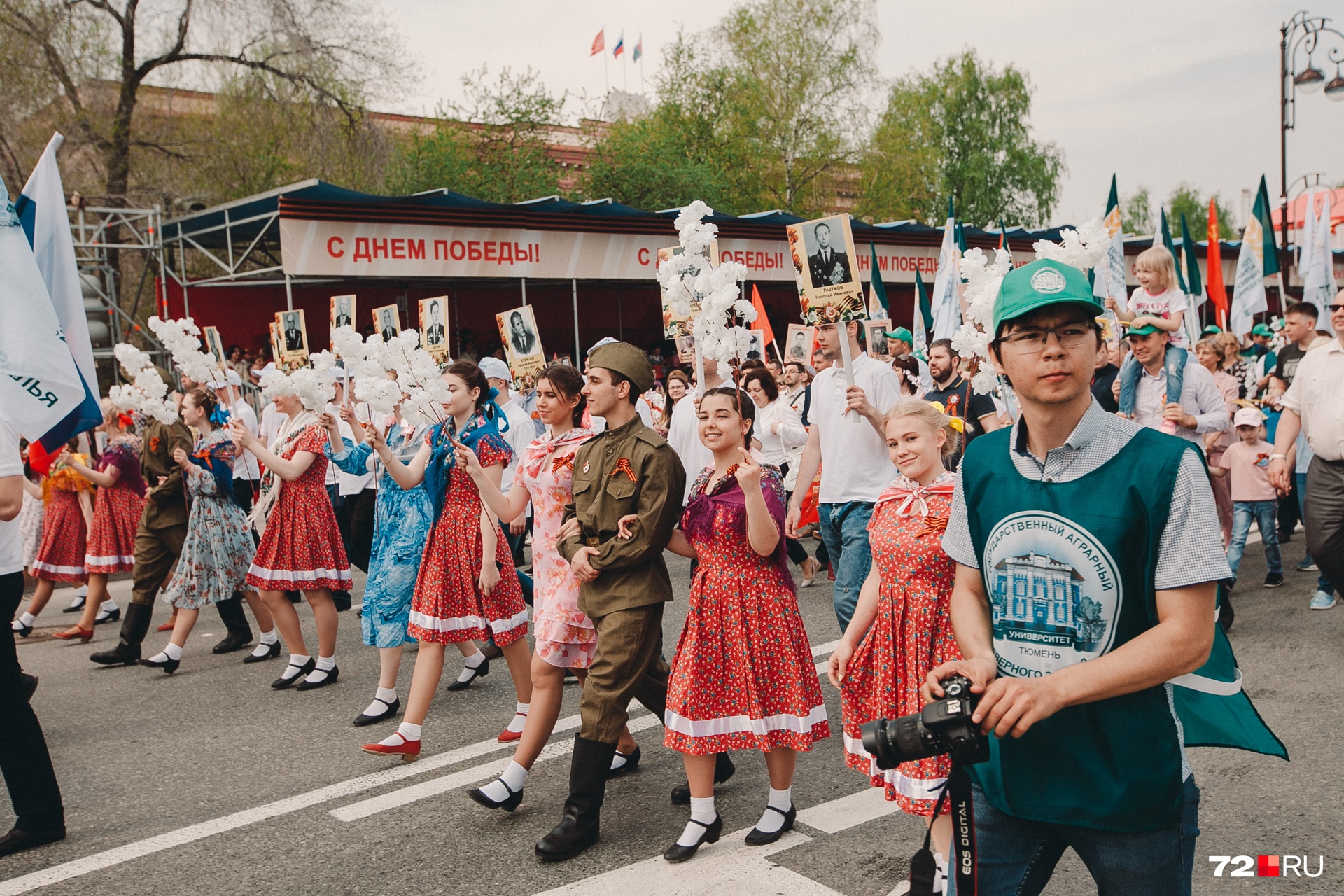 Примерно в таких нарядах шагали девушки на самом первом параде в честь победы в Великой Отечественной войне