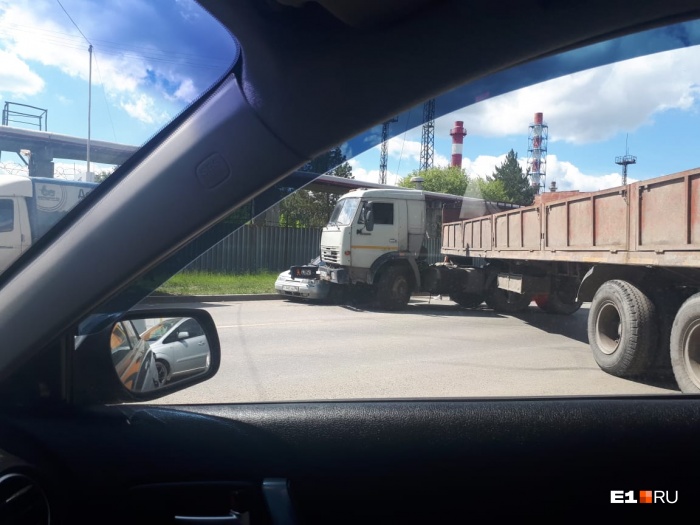 Прицеп полностью перегородил дорогу Прицеп полностью перегородил дорогу