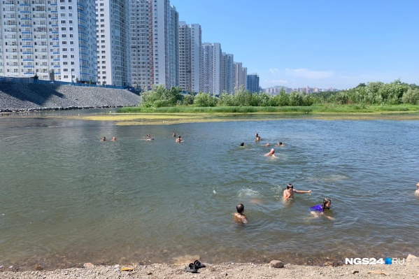 Так выглядит берег в жаркую субботу Так выглядит берег в жаркую субботу