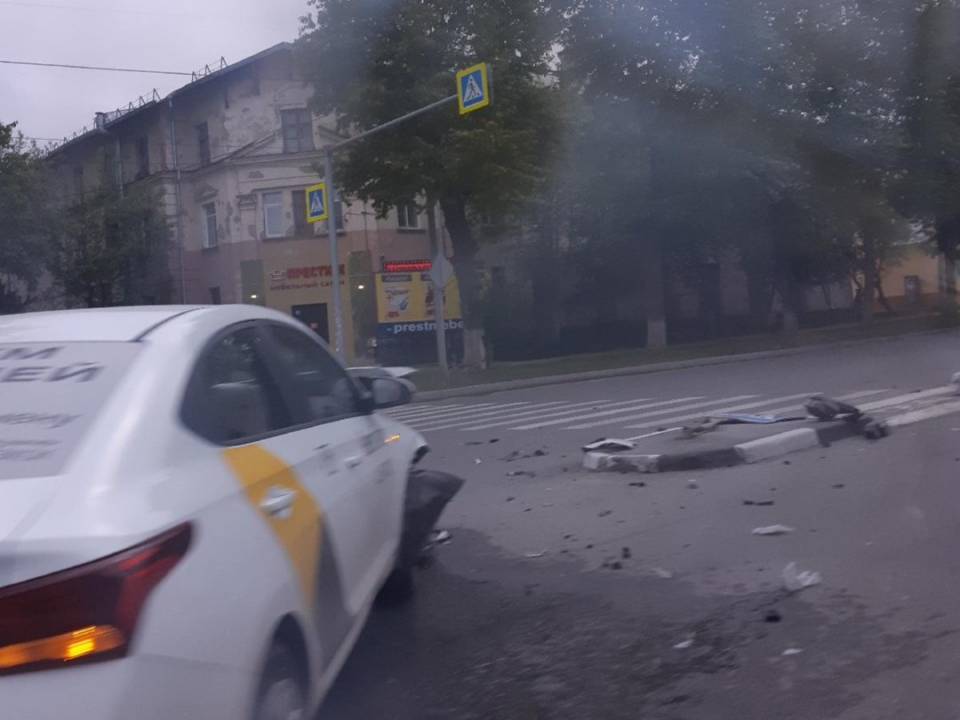 Авария случилась на перекрёстке Титова и Петропавловской Авария случилась на перекрёстке Титова и Петропавловской