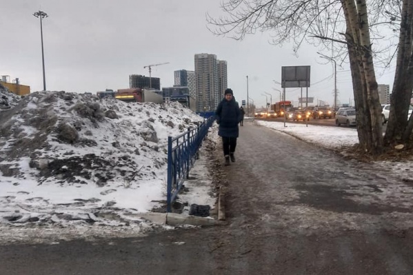 Высота грязных сугробов почти два метра Высота грязных сугробов почти два метра