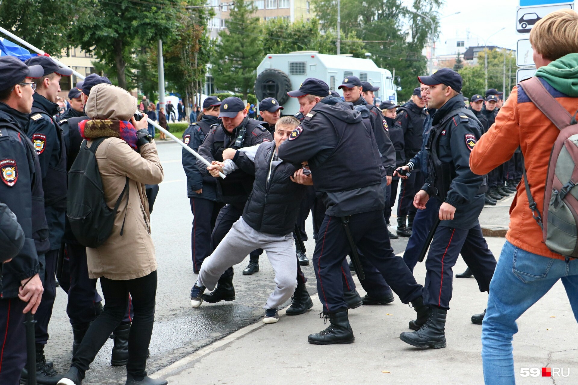 Чтобы задержать митингующих, приехало несколько десятков сотрудников полиции