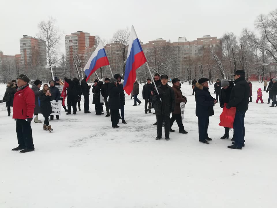 Некоторые принесли с собой флаги России Некоторые принесли с собой флаги России