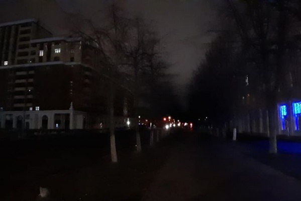 Улица подсвечивается только окнами Улица подсвечивается только окнами