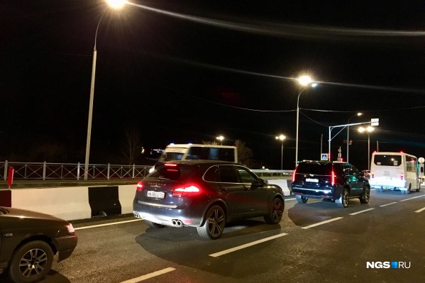 Автомобили встали на Т-образном перекрестке улиц Георгия Колонды и Окружной Автомобили встали на Т-образном перекрестке улиц Георгия Колонды и Окружной