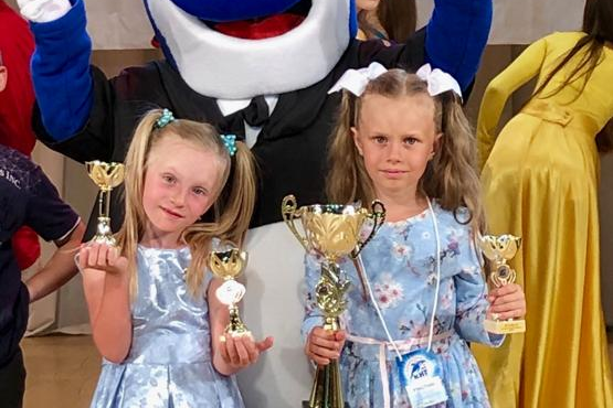 Девочкам по семь лет. На фото слева Лиля Переверзина, справа — Вероника Павелко Девочкам по семь лет. На фото слева Лиля Переверзина, справа — Вероника Павелко