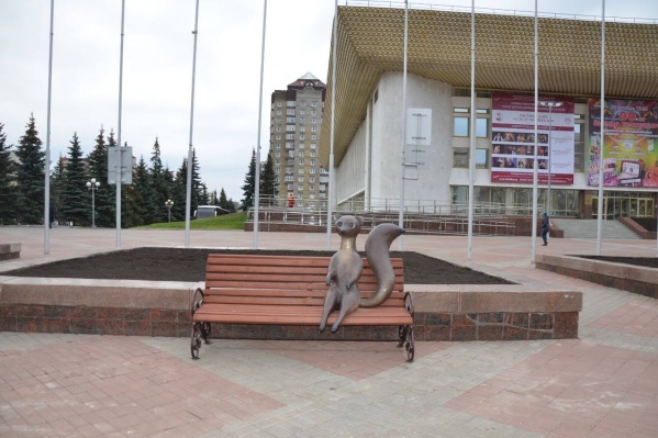 Куница «присела» на скамейку в самом центре Уфы Куница «присела» на скамейку в самом центре Уфы