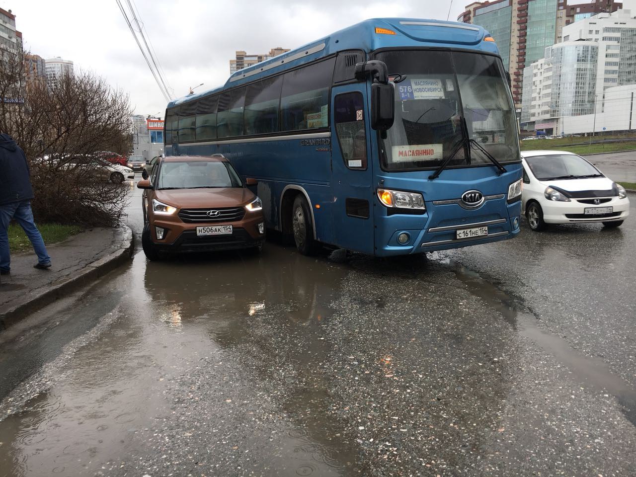 Автобус новосибирск. Автобус Маслянино Новосибирск. Новосибирск автобус авария. Авария междугороднего автобуса. Авария с маршруткой в Новосибирске.