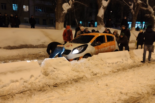 Малолитражку вызволяли из снежного плена целой толпой Малолитражку вызволяли из снежного плена целой толпой