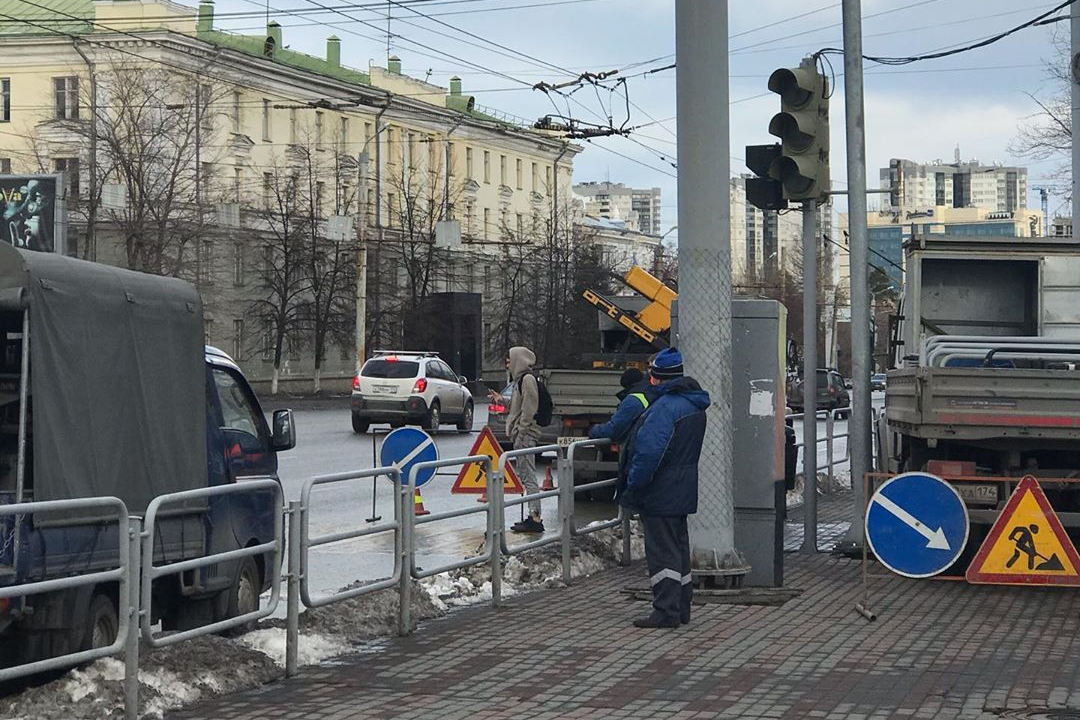 Демонтаж забора и перенос светофора провели сотрудники СМЭУ ГАИ Демонтаж забора и перенос светофора провели сотрудники СМЭУ ГАИ