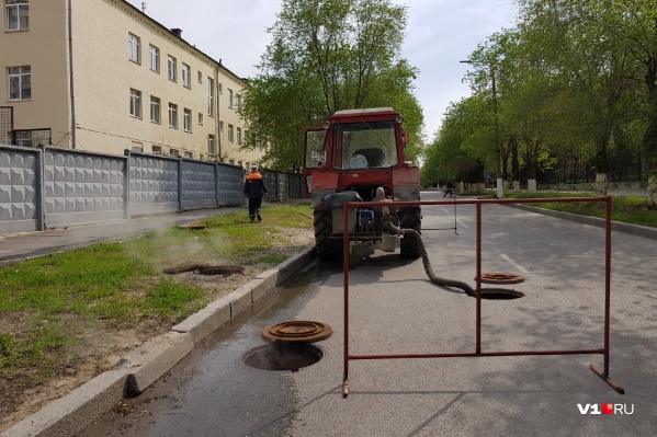 Коммунальщики откачивают воду Коммунальщики откачивают воду