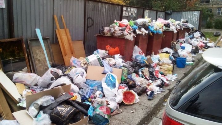 «Устали от мусора»: челябинцы начали поджигать накопившиеся во дворах отходы