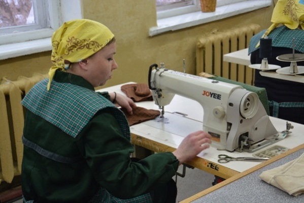 Швеи с образованием работают в колониях и шьют спецодежду и постельное бельё Швеи с образованием работают в колониях и шьют спецодежду и постельное бельё