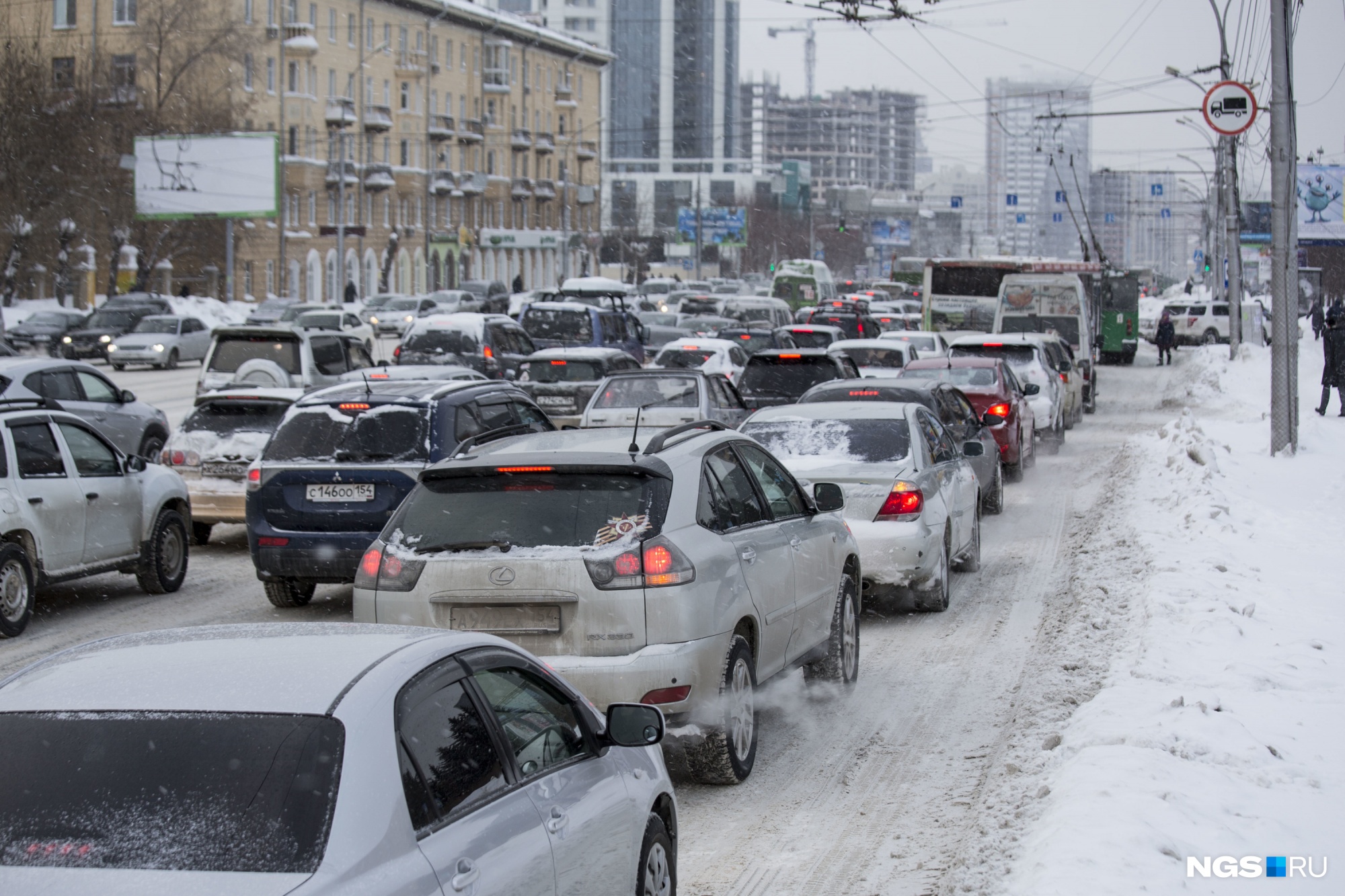 «Тут, пожалуй, и останусь жить»: новосибирцы застряли в гигантских пробках в преддверии Нового года