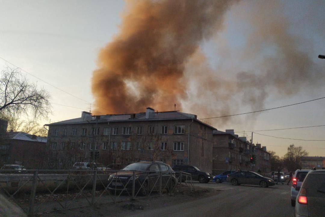 Взрыв хлопок сегодня. Пожар в Новосибирске сейчас. Пожар в Куликовке. Горит склад в Колпино. Пожар в толвой.