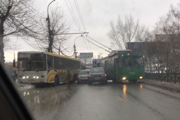 В аварии сошлись седан Hyundai и кроссовер Lexus В аварии сошлись седан Hyundai и кроссовер Lexus